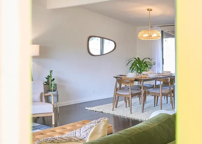 Mid Century, Quiet, Fully Fenced, Hot Tub Holiday home
