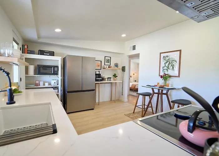Mid Century, Quiet, Fully Fenced, Hot Tub Holiday home Tucson