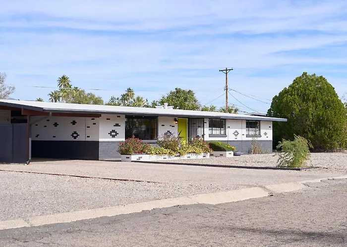 Holiday home Mid Century, Quiet, Fully Fenced, Hot Tub