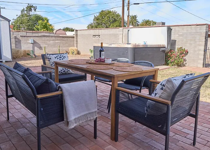 Holiday home Mid Century, Quiet, Fully Fenced, Hot Tub *