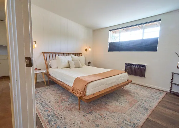 Mid Century, Quiet, Fully Fenced, Hot Tub Holiday home Tucson