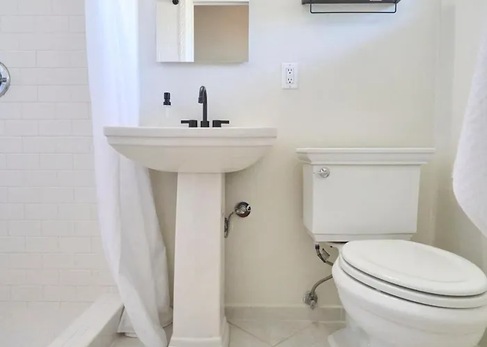 Mid Century, Quiet, Fully Fenced, Hot Tub Holiday home *