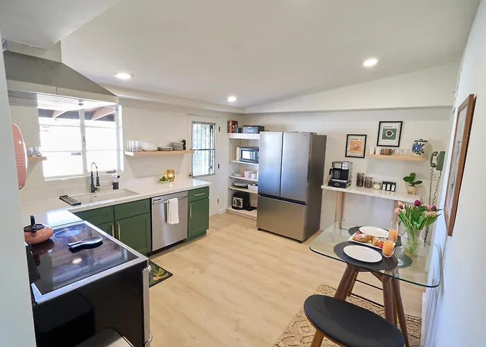 Mid Century, Quiet, Fully Fenced, Hot Tub Holiday home Tucson