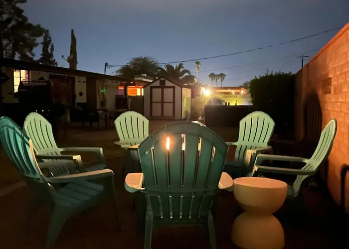 Mid Century, Quiet, Fully Fenced, Hot Tub Holiday home