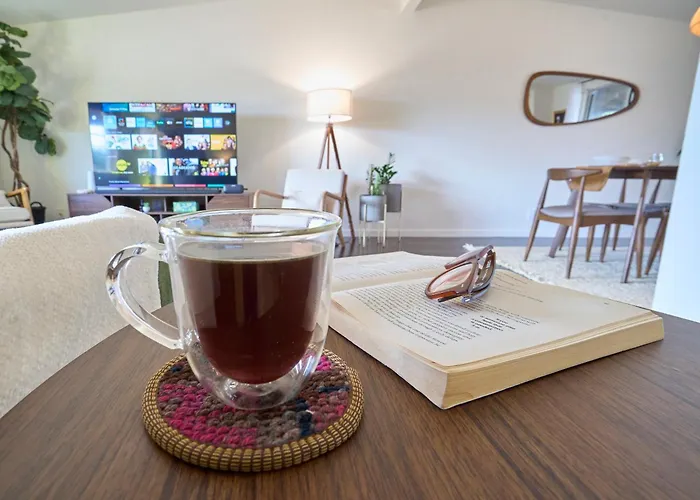 Mid Century, Quiet, Fully Fenced, Hot Tub Holiday home *