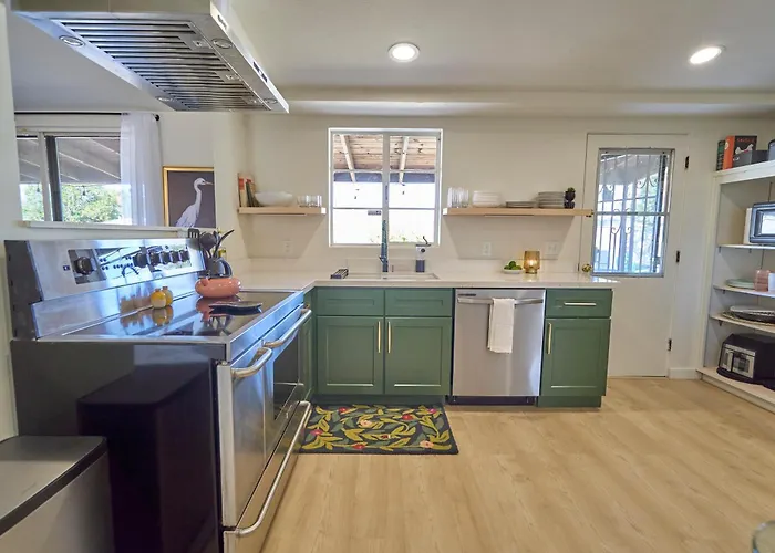 Holiday home Mid Century, Quiet, Fully Fenced, Hot Tub *