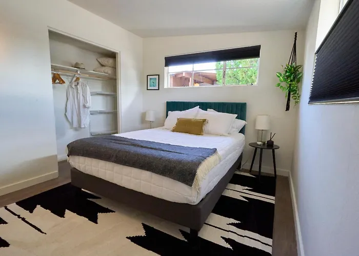 Mid Century, Quiet, Fully Fenced, Hot Tub *