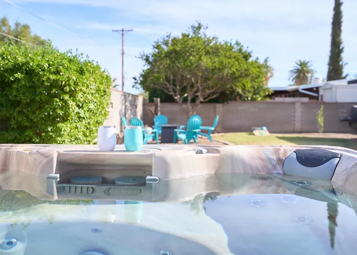 Mid Century, Quiet, Fully Fenced, Hot Tub