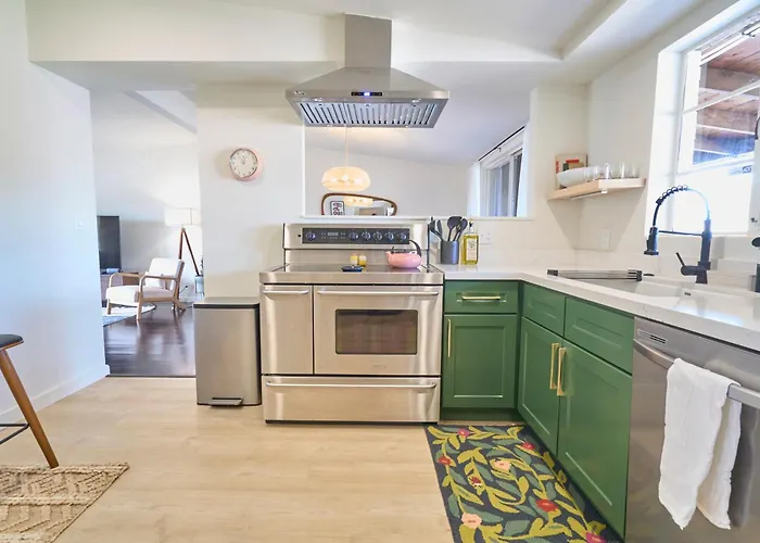 Mid Century, Quiet, Fully Fenced, Hot Tub Holiday home