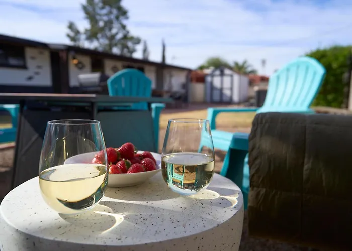 Mid Century, Quiet, Fully Fenced, Hot Tub Holiday home *