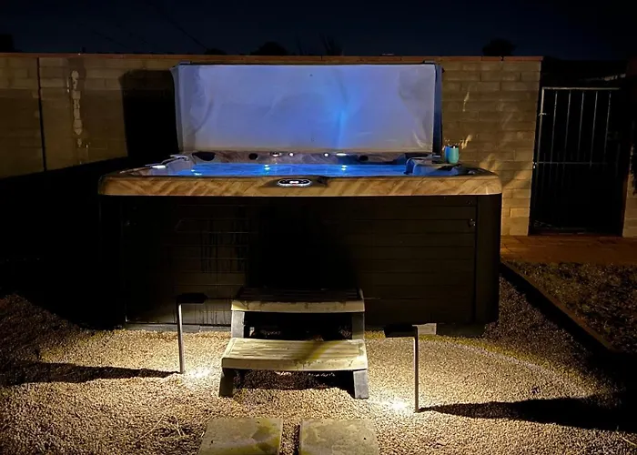Holiday home Mid Century, Quiet, Fully Fenced, Hot Tub *