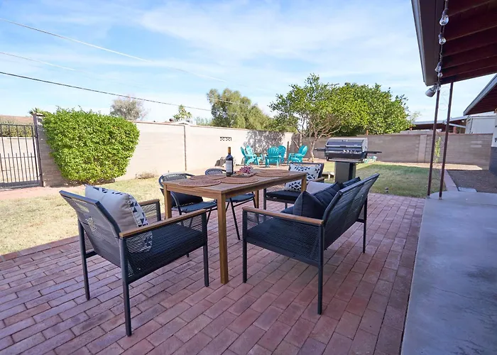Mid Century, Quiet, Fully Fenced, Hot Tub