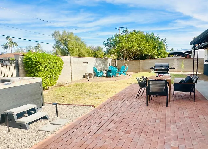 Mid Century, Quiet, Fully Fenced, Hot Tub *